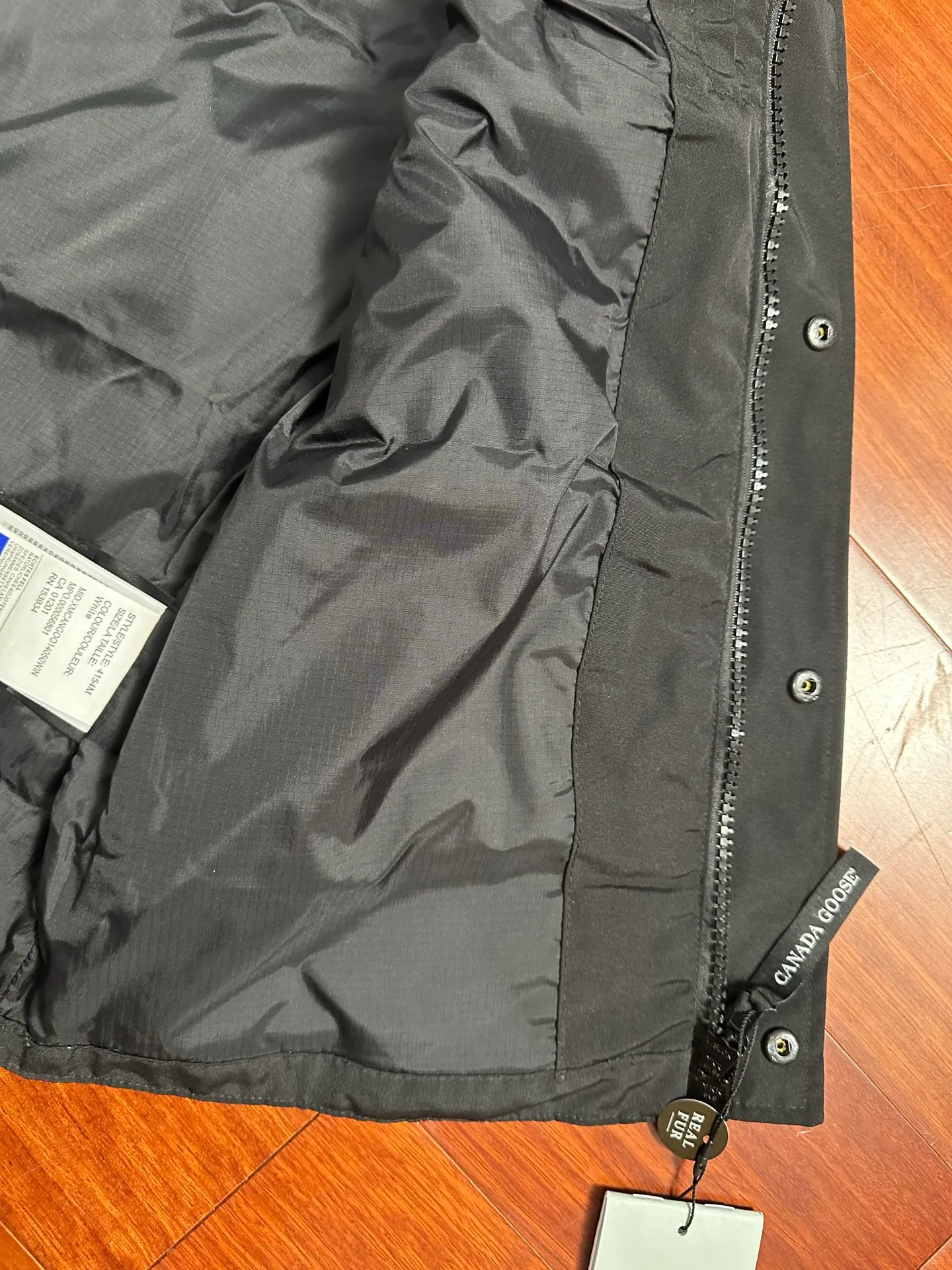 P520 Canada Goose down vest, dark gray and versatile, warm and stylish, easily adaptable to many styles, great for layering in autumn and winter~ There is only one protagonist in autumn and winter every year, and that is the goose. Any other category is a supporting role. Super stylish, simple and versatile, a must-buy item in autumn and winter. This excellent down vest can be freely layered with various clothes, it can be worn with T-shirts, sweaters, sweaters, and thin cotton, and it is made of wear-resistant fabric without being pretentious! Color: black, gray, white Size: XS, S, M, L, XL, XXL